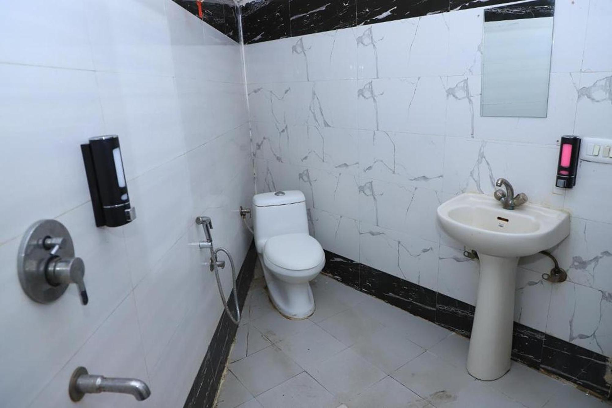 Hotel Global Inn By Quality Inn New Delhi Exterior photo